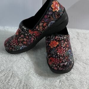 Rasolli Flower Print Clogs Slip on Comfort Shoes Skid Resistant Size 7 1/2 NWOT